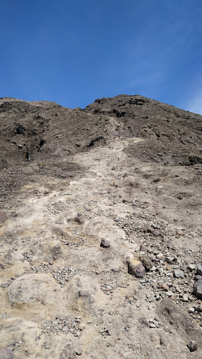 The thin walking trail to the crater